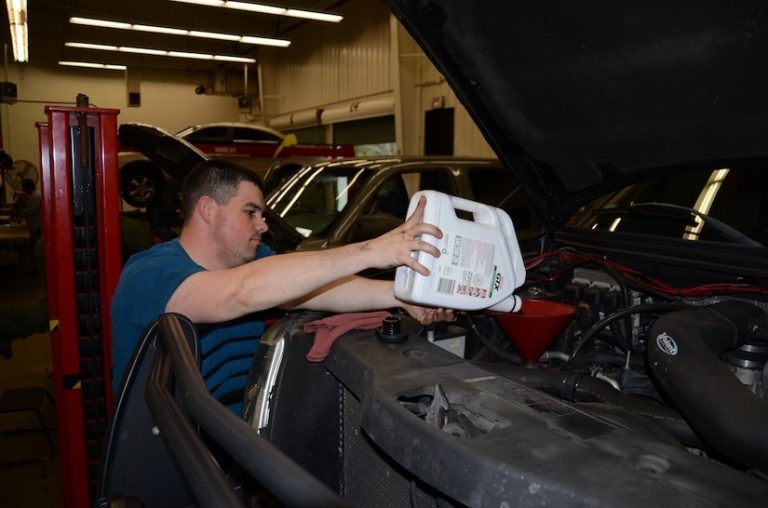 Convenience and Efficiency: The Best Oil Change Services for Busy Car Owners